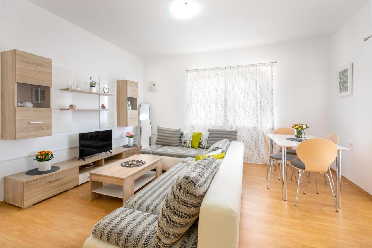 Apartments Villa Maja 罗戈兹尼察 外观 照片