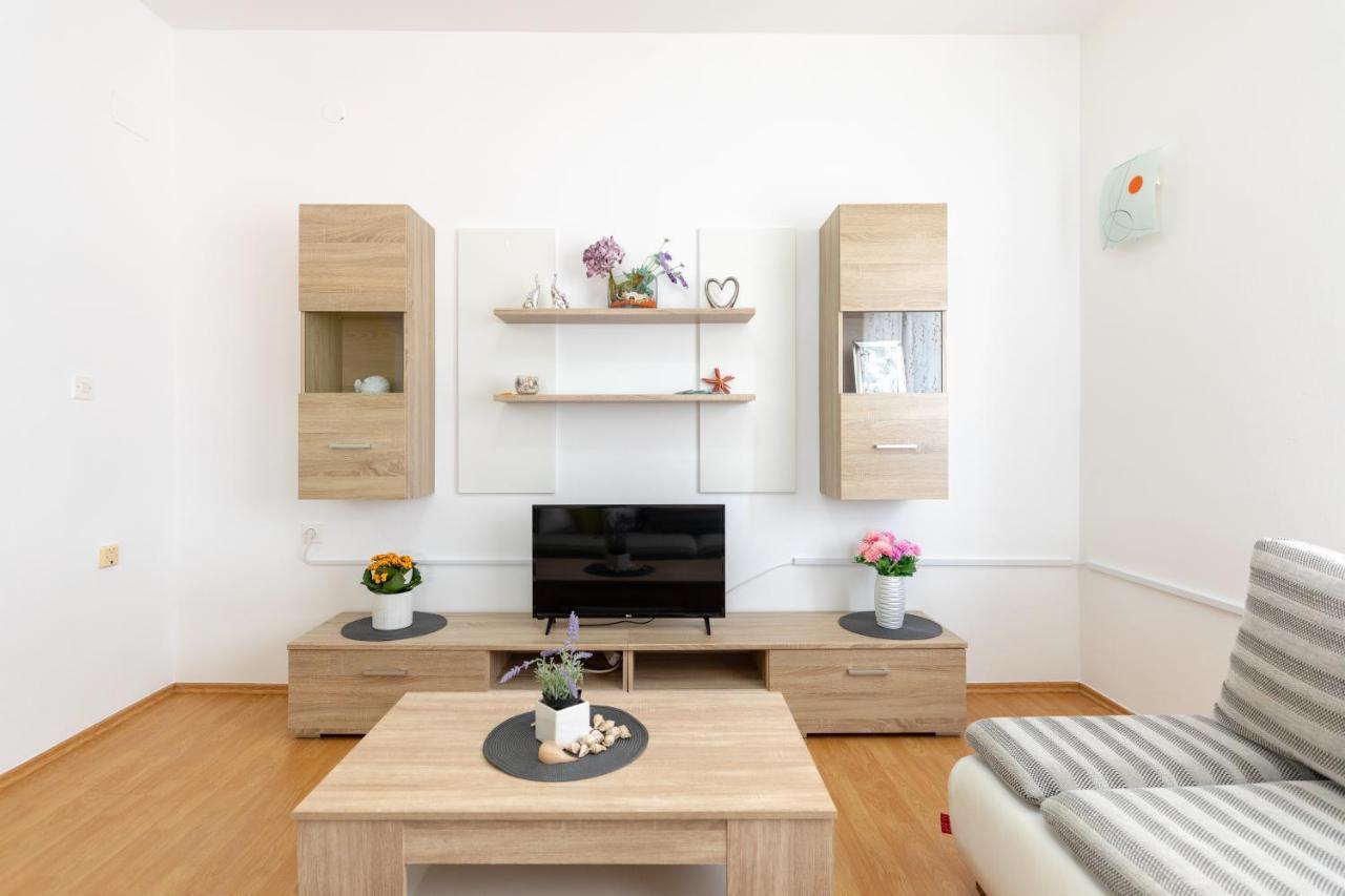 Apartments Villa Maja 罗戈兹尼察 外观 照片